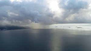 4k清晨海面上的积雨云16秒视频