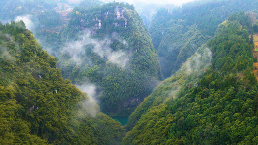 4K航拍山清水秀的阿依河景区大景[山青水绿]视频