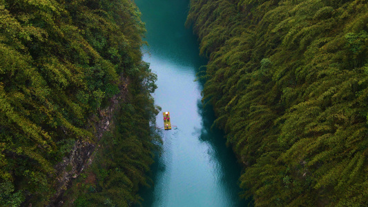 4K航拍阿依河竹筏风景视频