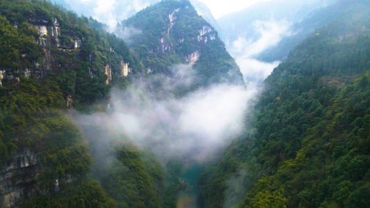 4K航拍阿依河河谷峡谷云雾缭绕绿水青山[林田湖]视频