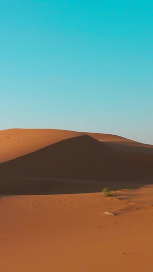 航拍人行走在沙漠一个人11秒视频