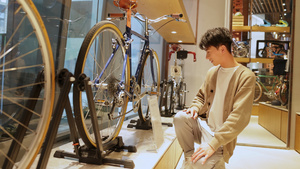男青年购买脚踏车11秒视频