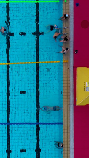 炎热的夏天航拍在游泳池游泳的人们航拍泳池65秒视频