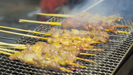 4K实拍户外野餐美食小吃烧烤烤肉羊肉串烧烤摊视频