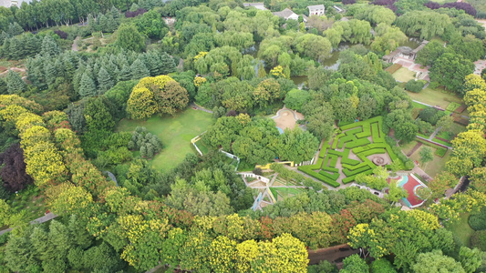 航拍郑州植物园植物迷宫绿化树墙游乐场地视频