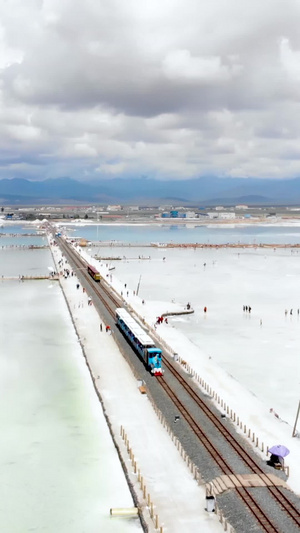航拍青海西宁天空之镜小火车天空之境28秒视频