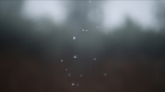 雨滴滑落玻璃视频