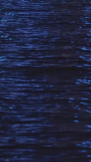城市暴雨后积水道路波光粼粼的蓝色反射光线素材65秒视频