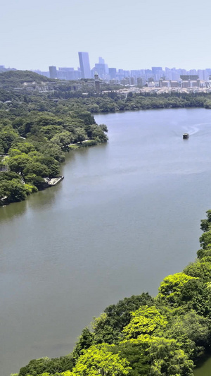 大气航拍杭州湘湖名胜风景区荷花庄游船晴朗天气40秒视频