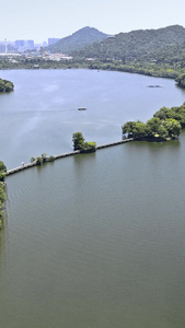 大气航拍杭州湘湖名胜风景区荷花庄游船晴朗天气视频