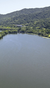 大气航拍杭州湘湖名胜风景区荷花庄游船晴朗天气视频