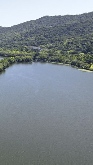 大气航拍杭州湘湖名胜风景区荷花庄游船晴朗天气40秒视频