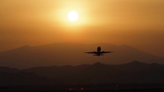 夕阳机场飞机起飞体特写视频