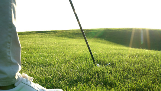 草坪上打高尔夫特写[高尔夫球赛]视频