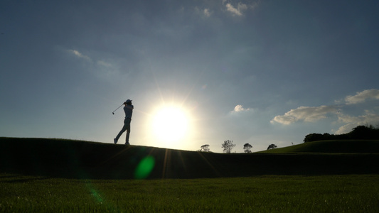 年轻男性阳光下打高尔夫视频