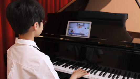 儿童看视频学习弹奏钢琴视频