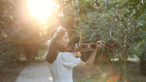 女孩黄昏时刻的小提琴独奏29秒视频