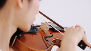 女性拉小提琴30秒视频