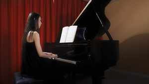 年轻女性弹奏钢琴11秒视频