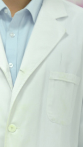 药房医院穿白大褂的医生展示绿屏手机抠像药剂师视频