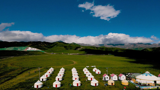 4K航拍清晨蓝天白云下青海草原风光和蒙古包营地视频