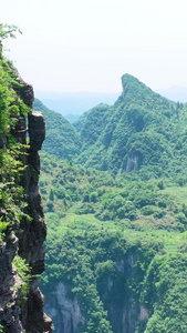 航拍近看大山峭壁穿越峡谷视角优美的自然风景近看峭壁视频