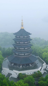 多角度航拍杭州著名旅游景点烟雨中的雷峰塔西湖十景视频