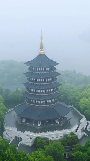多角度航拍杭州著名旅游景点烟雨中的雷峰塔西湖十景58秒视频