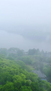 多角度航拍杭州著名旅游景点烟雨中的雷峰塔西湖十景视频