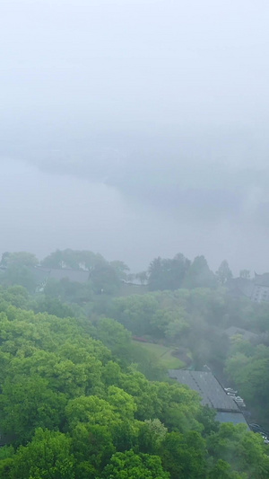 多角度航拍杭州著名旅游景点烟雨中的雷峰塔西湖十景58秒视频
