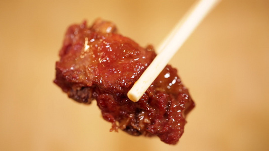 筷子夹起排骨肉视频