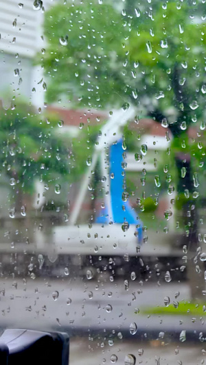 开学返校雨后校园操场空镜玻璃窗25秒视频