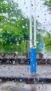 开学返校雨后校园操场空镜玻璃窗视频