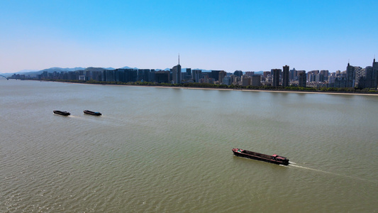 4K航拍杭州钱塘江货船运输远眺钱江新城蓝天视频