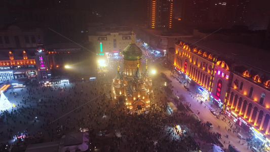 4k航拍哈尔滨索菲亚教堂广场夜景人流视频