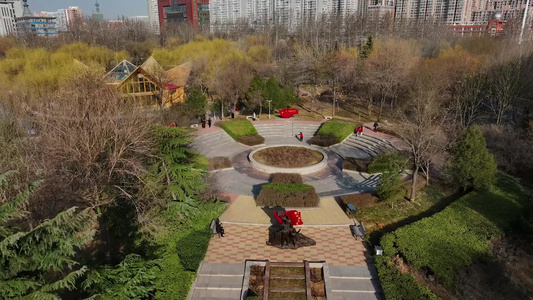 航拍初春城市公园视频