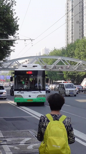 城市交通公交站道路素材【该视频无肖像权，请勿商用】公共交通101秒视频