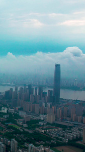 平流雾云端之下的都市风光延时视频素材高楼大厦视频