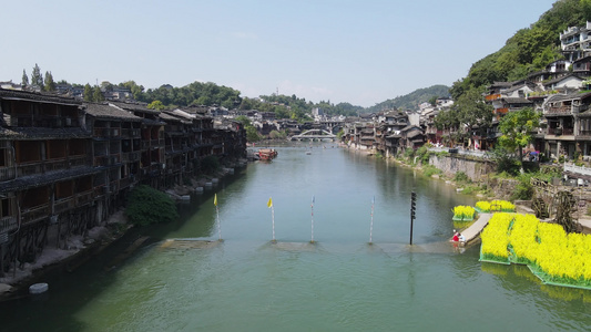 湖南凤凰古城沱江两岸航拍视频