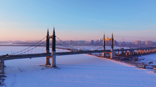 4k航拍哈尔滨阳明滩大桥冬天风景视频