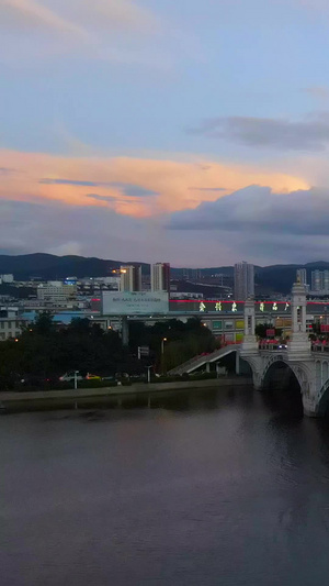 蓝天白云夕阳下的大桥航拍城市道路城市桥梁34秒视频