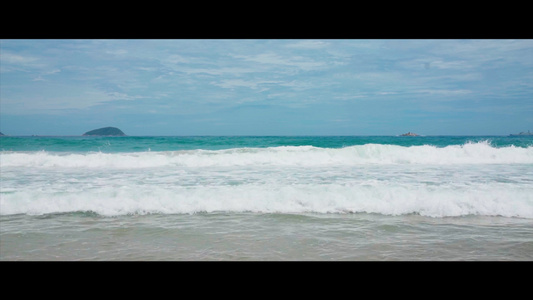 游客在海边游玩海浪度假夏日海风沙滩视频