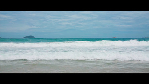 游客在海边游玩海浪度假夏日海风沙滩77秒视频