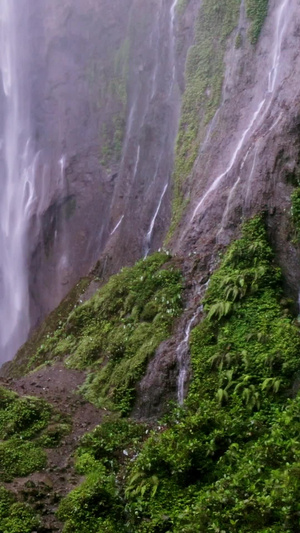 赛舞瀑布航拍印度尼西亚11秒视频