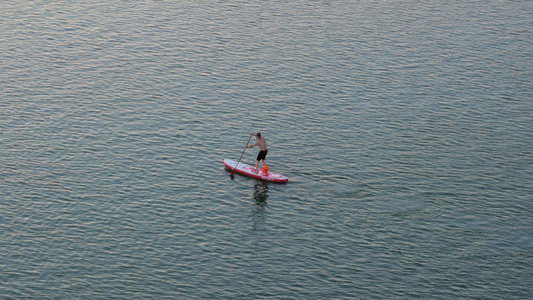 湖中划船的人4k空镜素材视频