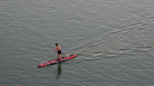 湖中划船的人4k空镜素材视频