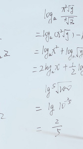 数学老师为学生们讲解数学公式数学课视频