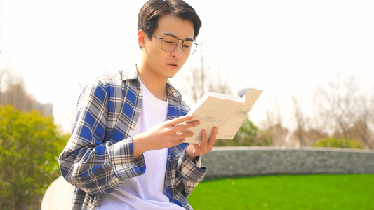 男性青年阅读看书视频