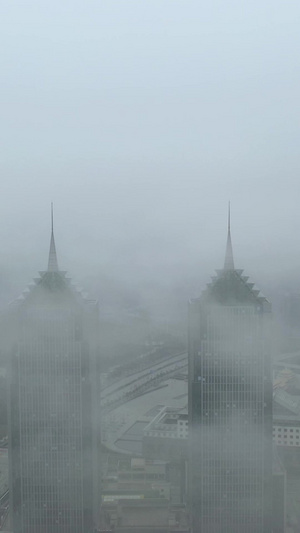 桂林市一院两馆罕见天气迷雾航拍视频城市的55秒视频