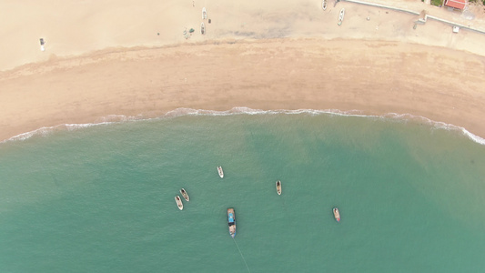 航拍海边沙滩海浪拍打沙滩视频